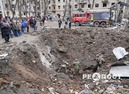 Вирви, бите скло та купи цегли: центр Харкова після ракетного удару 2 січня (фото)