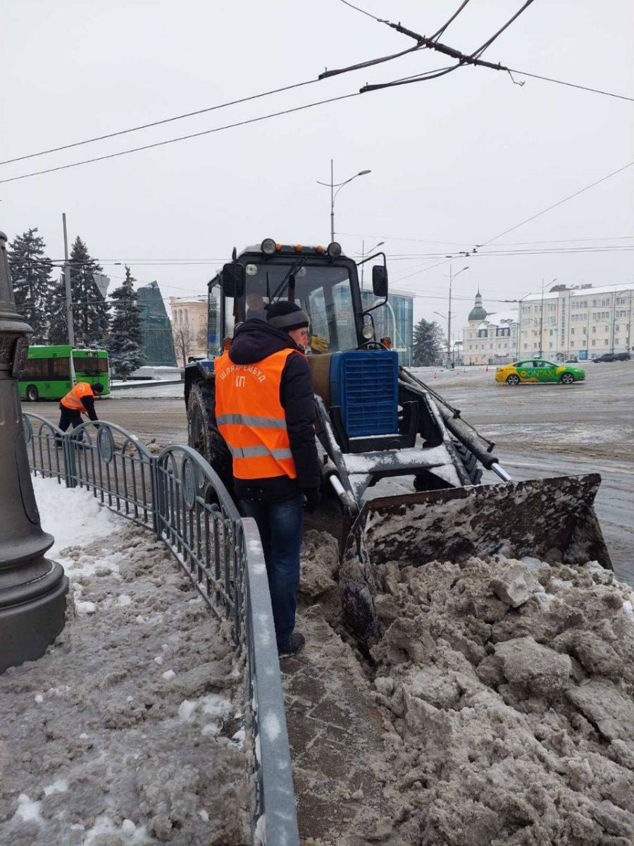 Новини Харкова: комунальники прибирають сніг