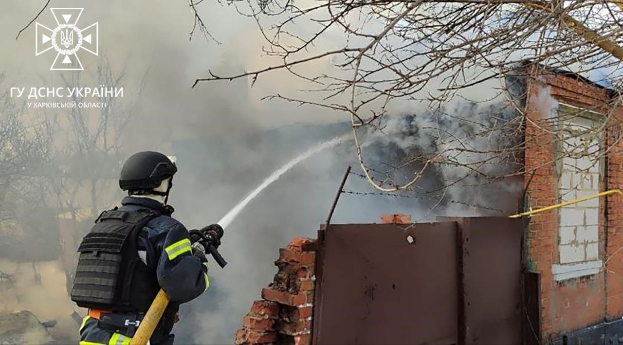 Ліквідували пожежу, спричинену обстрілом окупантів, у приватному секторі рятувальник: Новини Харкова