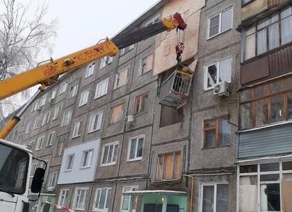 У Харкові продовжуються роботи з відновлення житлових будинків, постраждалих від обстрілу (фото)