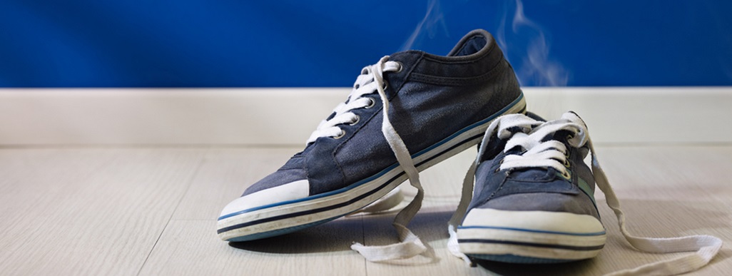 Як швидко почистити взуття від неприємного запаху