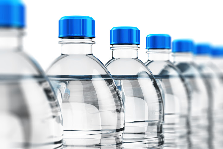 Вода в пластиковій бутилці