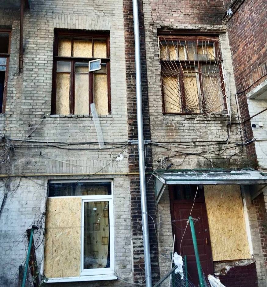 Наслідки ракетного удару усувають в будинках Харкова (фото)