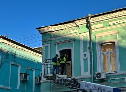 Наслідки ракетного удару усувають в будинках Харкова (фото)