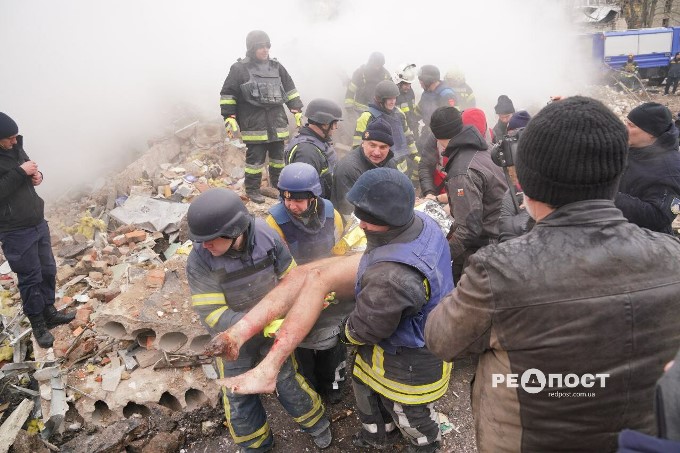У Київському районі Харкова з-під завалу врятували чоловіка
