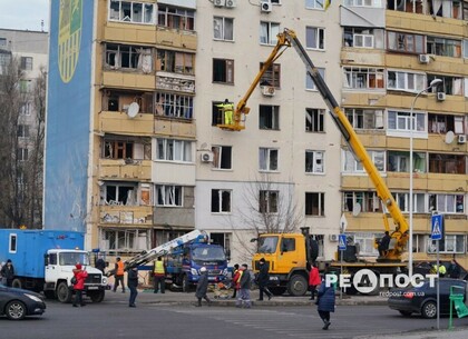 Комунальники усувають наслідки атаки «шахедів» по Слобідському району Харкова