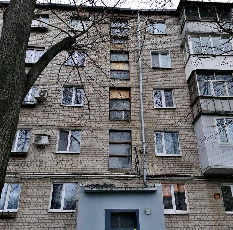 Комунальники закрили всі вікна в квартирах житлових будинків, пошкоджених обстрілом 7 лютого.