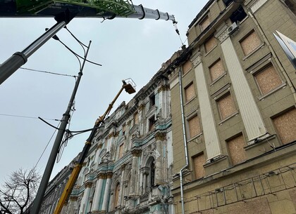 У центрі Харкова усувають аварійність конструктивів пошкоджених окупантами будівель (фото)