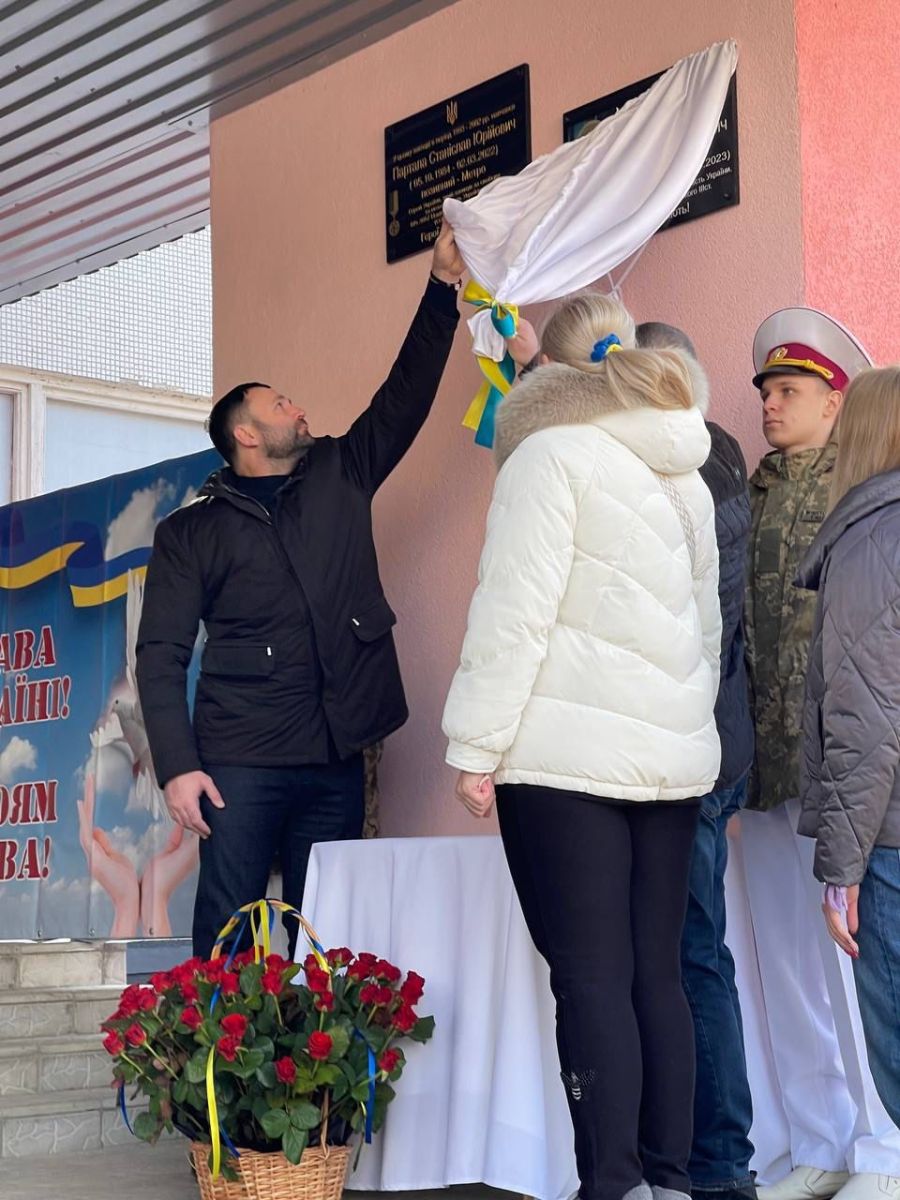 Новини Харкова: у гімназії №111 відкрили меморіальну дошку Кирилу Пушкіну