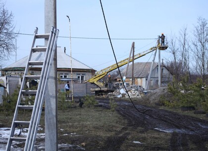 У найпостраждалому від ворога селі Харківщини відновлюють електропостачання
