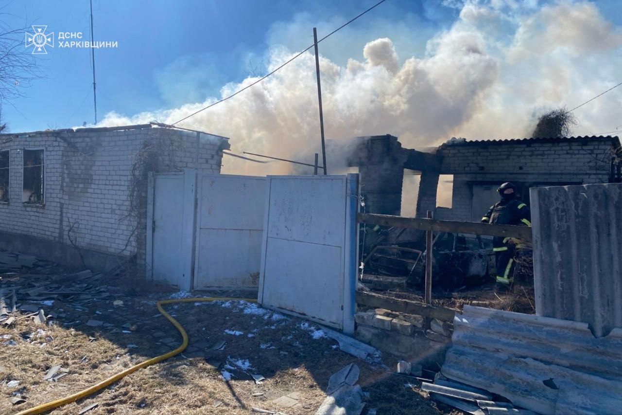 Палали будинки, господарчі споруди, гаражі та легковий автомобіль через удар ворога по Харківщині