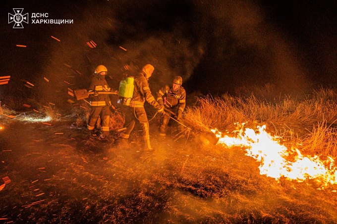 Біля села під Харковом рятувальники 13 годин гасили 7 гектарів пожежі