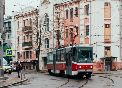 Трамвай №12 курсує своїм маршрутом