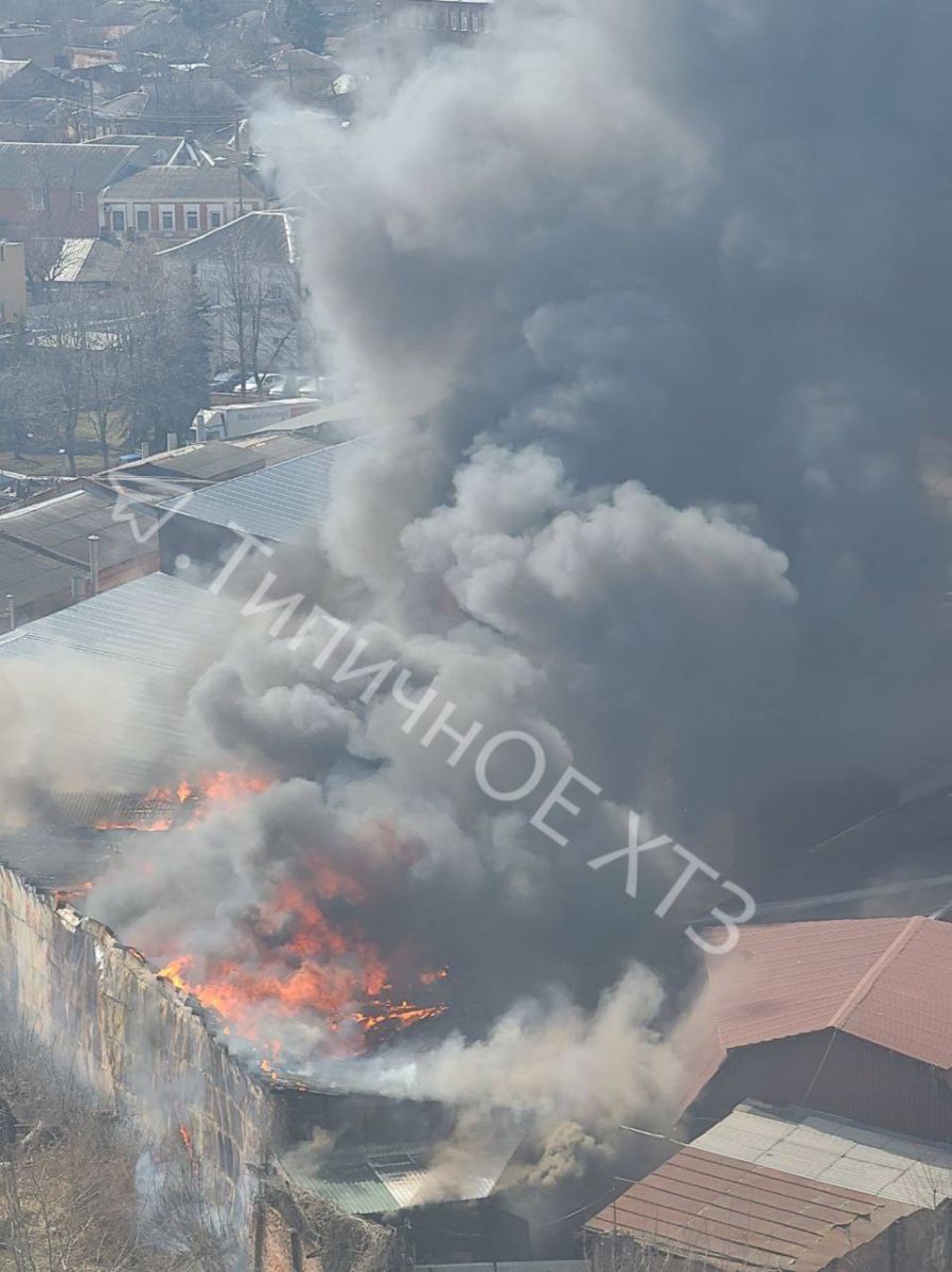 У Харкові біля "Левади" горять складські приміщення
