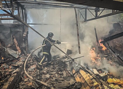 Рятувальники Харкова загасили пожежу в гаражному кооперативі після російського авіаудару