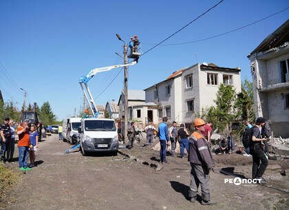 Розбиті вікна, пошкоджені будинки та уламки: як виглядає вулиця у Харкові після ворожого обстрілу (фото)