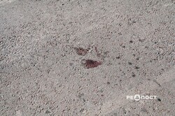 Кров, вирва, пошматовані покриття та метал: фото з місця прильоту на стадіон у Харкові