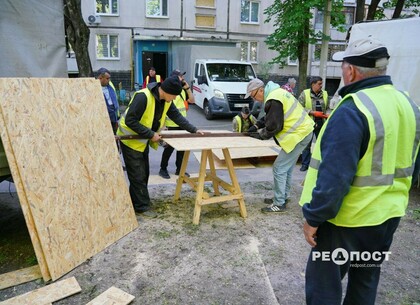 Комунальники Харкова усувають наслідки денного обстрілу в Салтівському районі