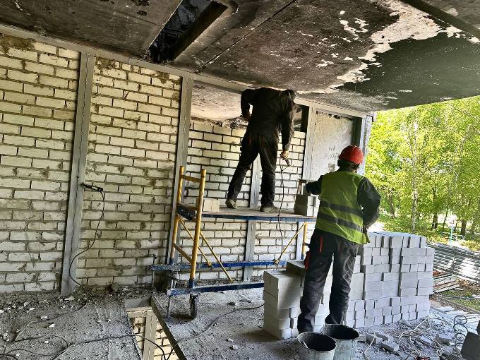 Новини Харкова: на вул. Метробудівників відбудовують житловий будинок