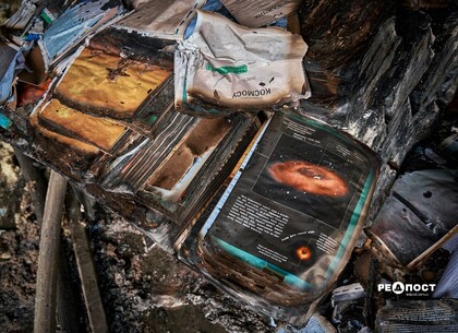 Замість книг попіл: фото наслідків ракетного удару по друкарні у Харкові