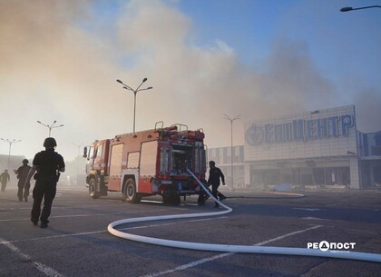 Небо заволокло димом та вогнем: фото наслідків ворожого удару по гіпермаркету у Харкові