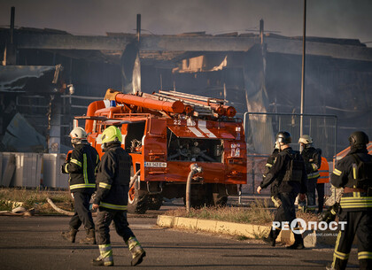 Рятувальники продовжують гасіння пожежі після авіаудару по гіпермаркету Харкова