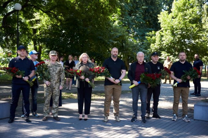 Новини Харкова: покладання квітів до Памʼятника захисникам України