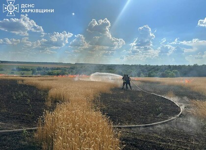 Внаслідок обстрілів ворога горіли школа та пшеничне поле на Харківщині