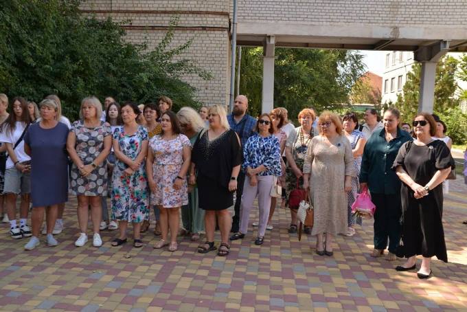 меморіальну дошку Дмитрію Курʼянову