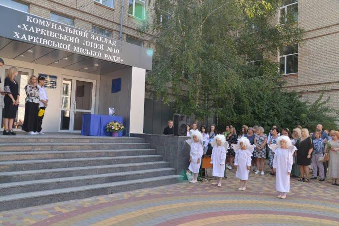 меморіальну дошку Дмитрію Курʼянову