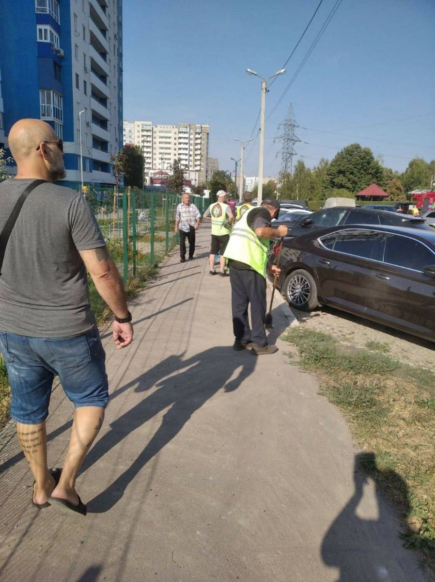 Ліквідують наслідки удару окупантів у Харкові