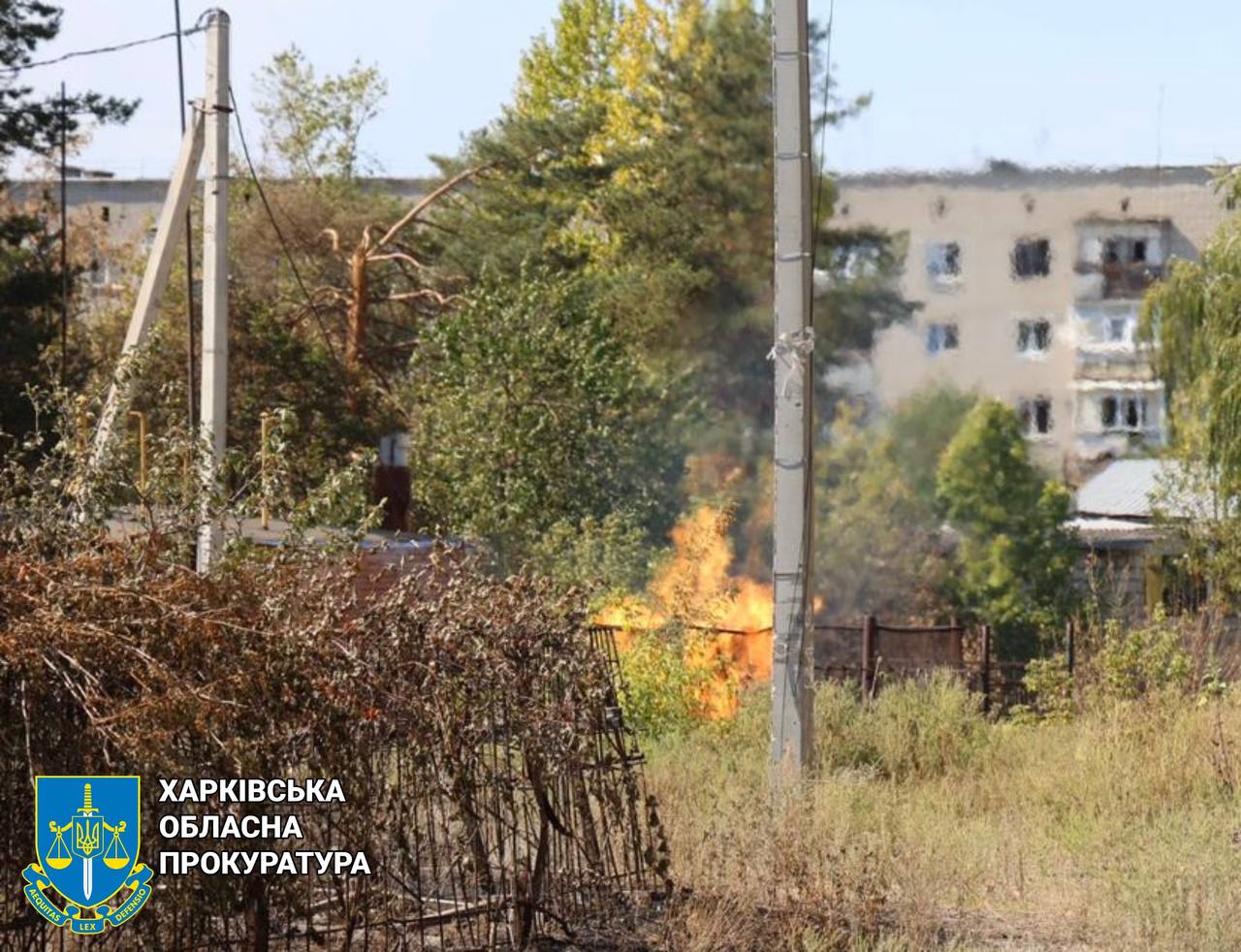 Горить газова труба та постраждала жінка у обстріляному місті Харківщини