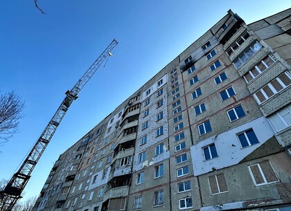 У Харкові відновлюють будинок, який постраждав під час ворожого обстрілу (фото)