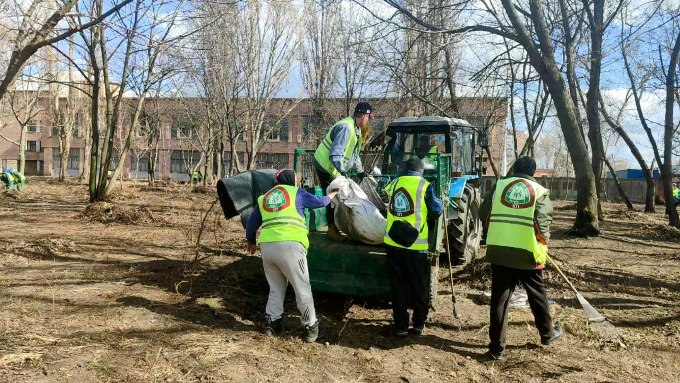 У Харкові комунальники взяли участь у загальноміському суботнику