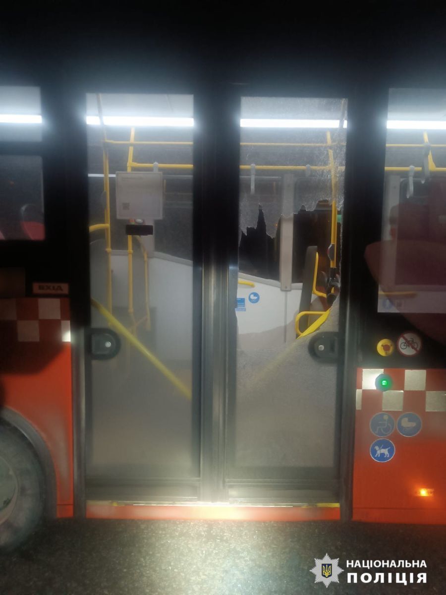Стріляли по міських автобусах дебошири: Новини Харкова