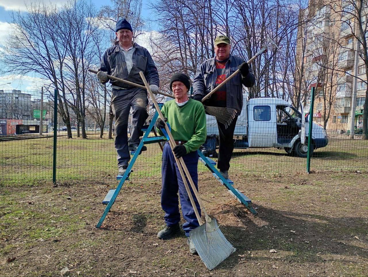 Впорядковують місто працівники притулку для тварин в рамках акції «Зелена весна»: Новини Харкова