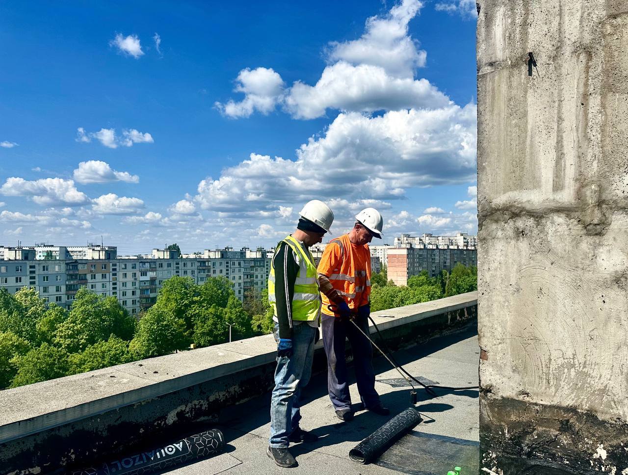 Відновили 80% даху постраждалого будинку комунальники: Новини Харкова