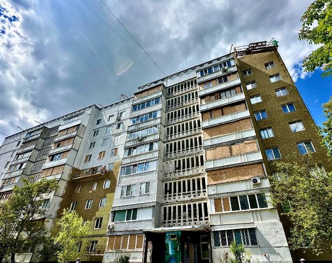 У Харкові ремонтують пошкоджену багатоповерхівку на вул. Наталії Ужвій