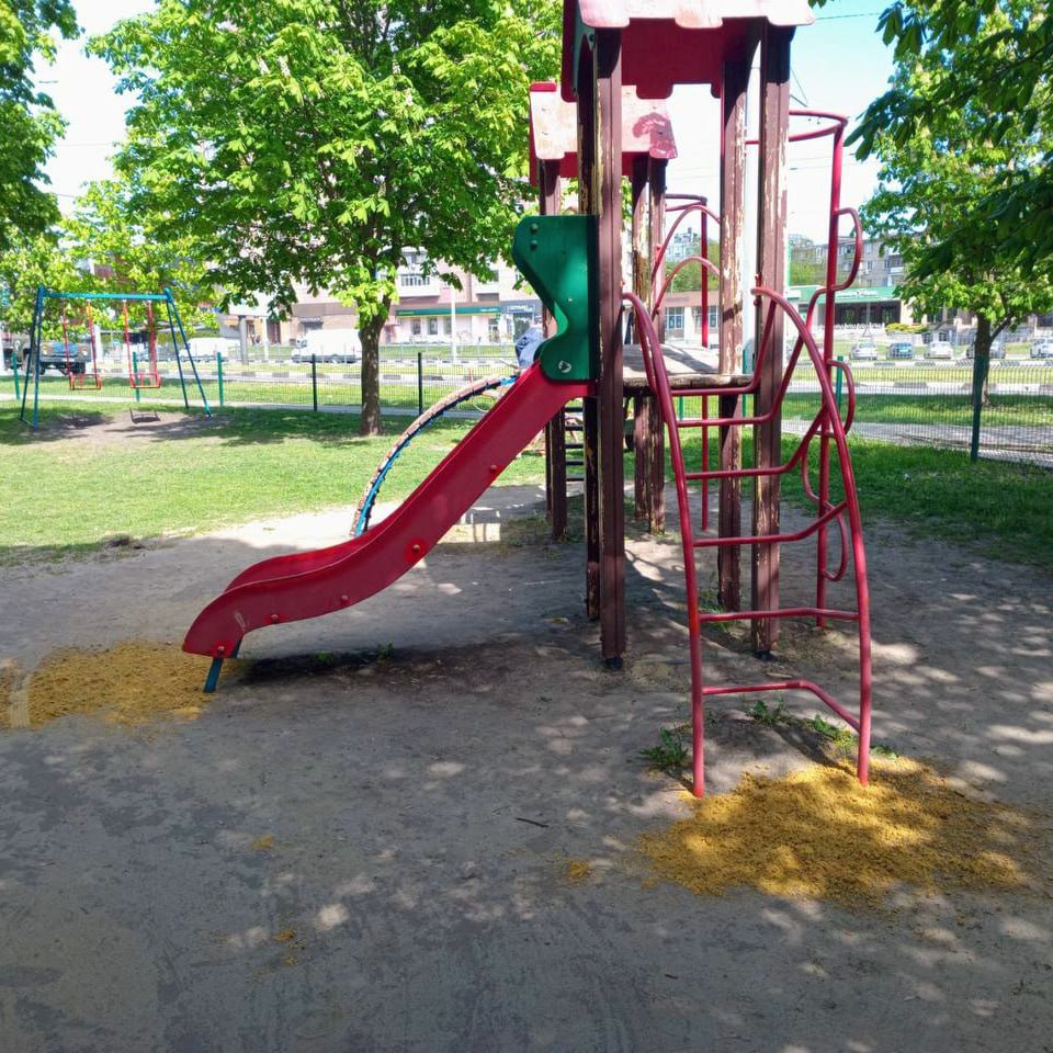 Відновили майже дві сотні дитячіх майданчиків міста комунальники: Новини Харкова