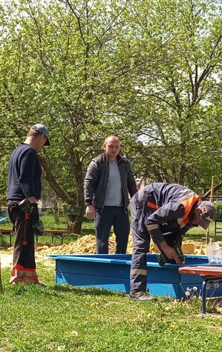 Ремонтують дитячі майданчики міста комунальники: Новини Харкова