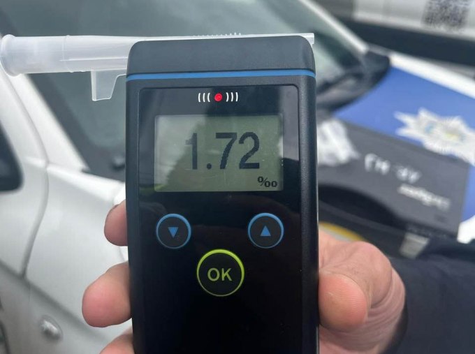 У Харкові п’яний водій Mercedes спричинив ДТП й збив світлофор
