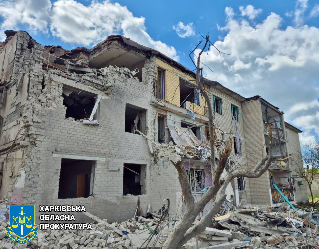 Зруйновані десятки будинків, постраждали жінки, чоловік під завалами через удар ворога: Новини Харкова
