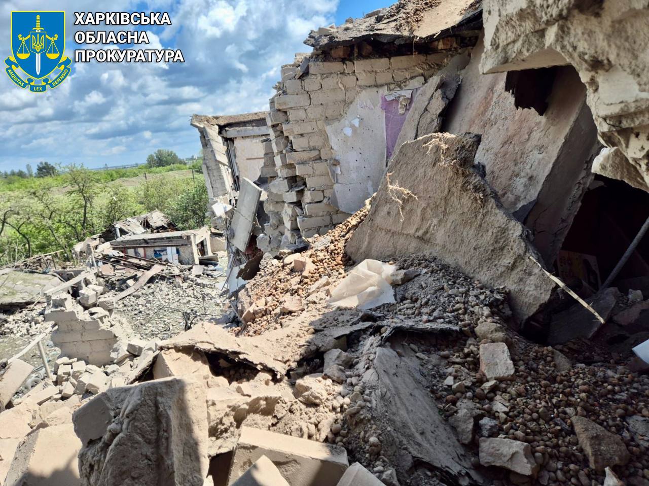 Зруйновані десятки будинків, постраждали жінки, чоловік під завалами через удар ворога: Новини Харкова
