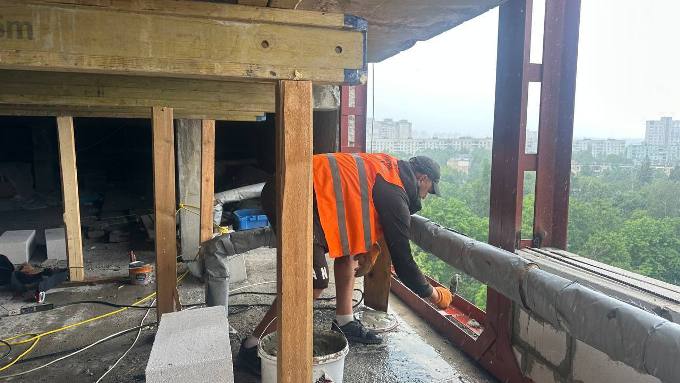 У Харкові відновлюють дах і вікна в багатоповерхівці, пошкодженій у 2022 році