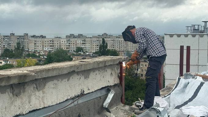 У Харкові відновлюють дах і вікна в багатоповерхівці, пошкодженій у 2022 році