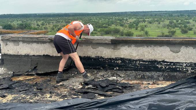 У Харкові відновлюють дах і вікна в багатоповерхівці, пошкодженій у 2022 році