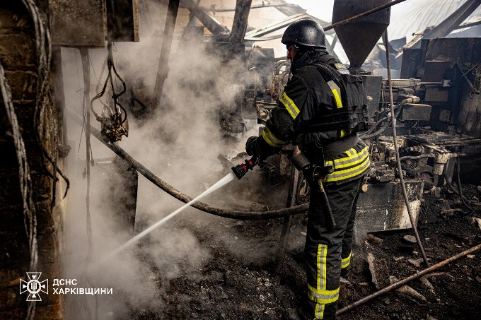 Після нічного обстрілу Харкова рятувальники загасили п’ять пожеж у Новобаварському районі