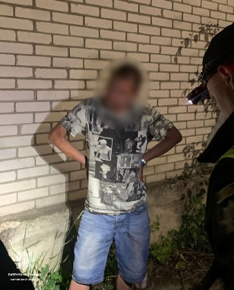 У Харкові в чоловіка виявили 20 згортків з ймовірними наркотиками