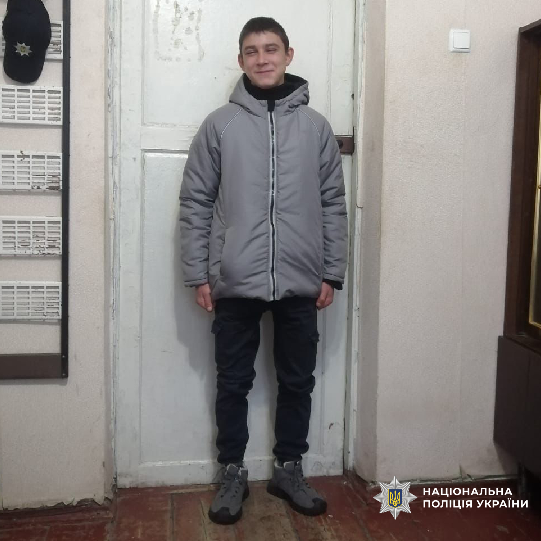 Прикмети зниклих:      Олександр Харчевников, 2010 р. н.: зріст 170 см, світло-русяве волосся, сірі очі; був одягнений у червону футболку, сірі шорти, біле взуття, зелену жилетку.      Сергій Семенов, 2007 р. н.: зріст 160 см, темне волосся, карі очі; був одягнений у чорну футболку, чорні шорти, чорні кросівки.