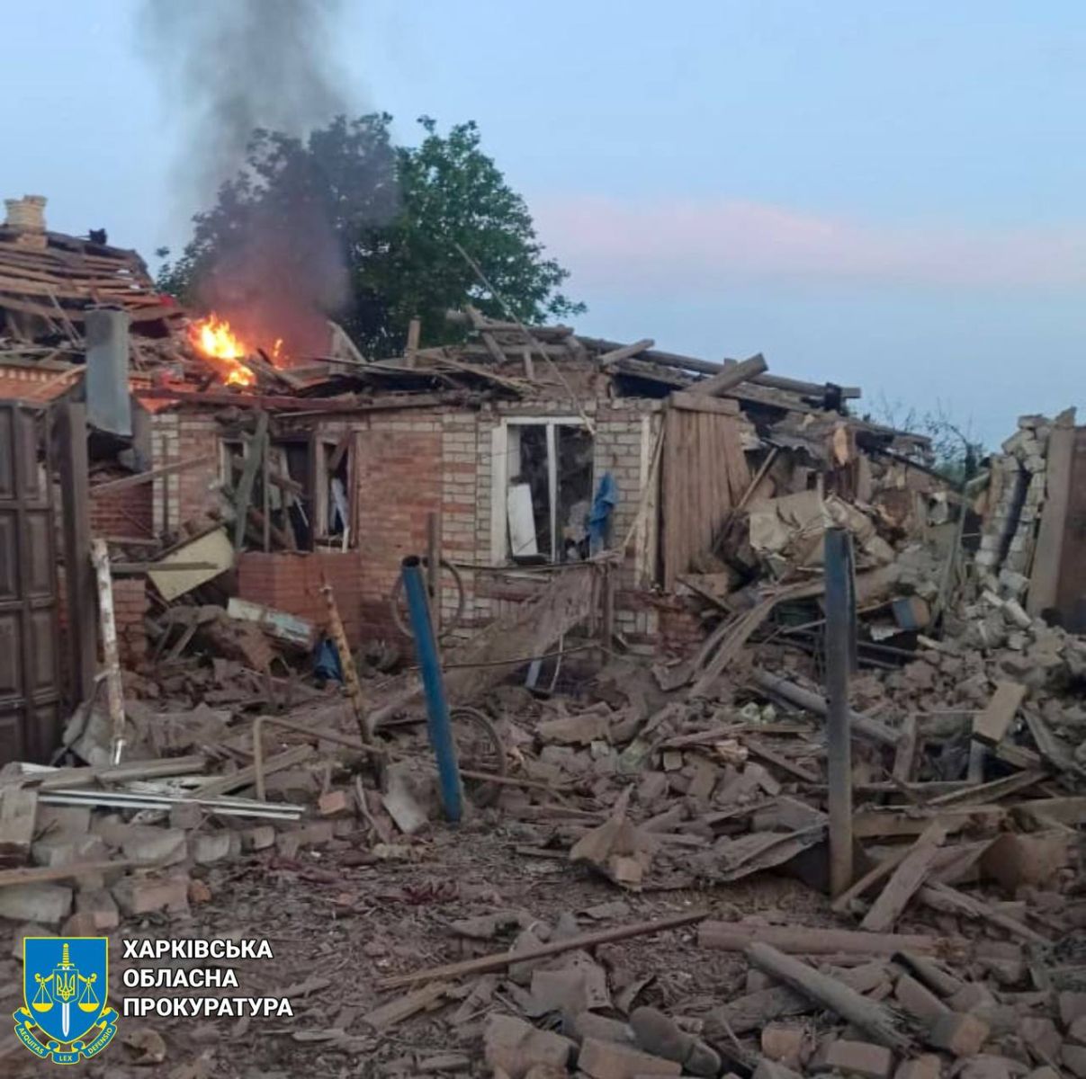 наслідки обстрілу селищ Козача Лопань та Слатине